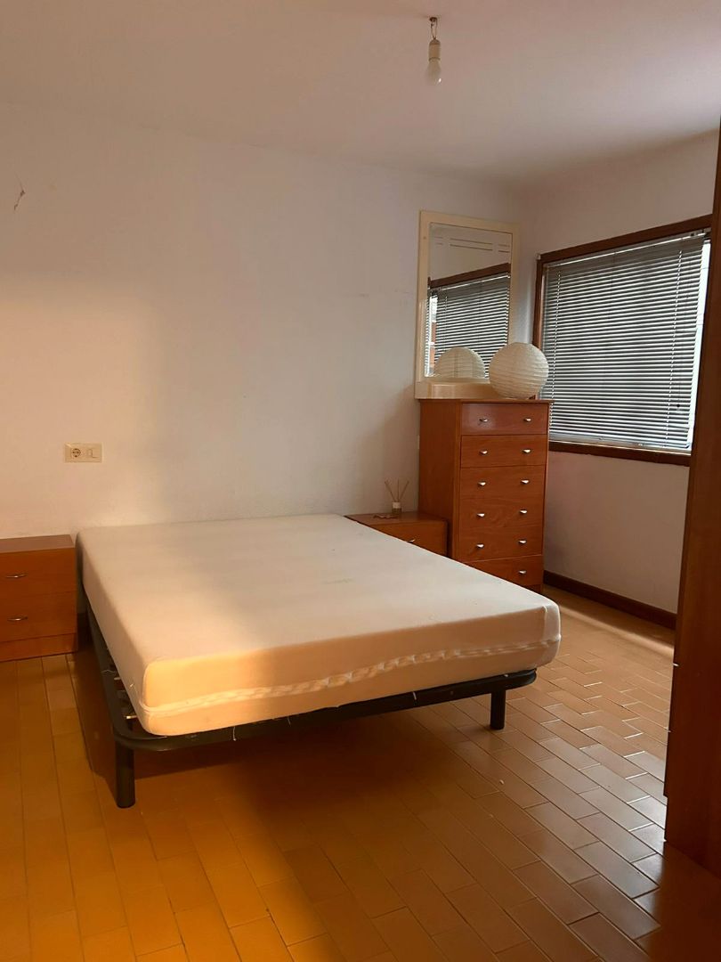 Dormitori de Apartament de lloguer en Santiago de Compostela  amb Calefacció i Moblat