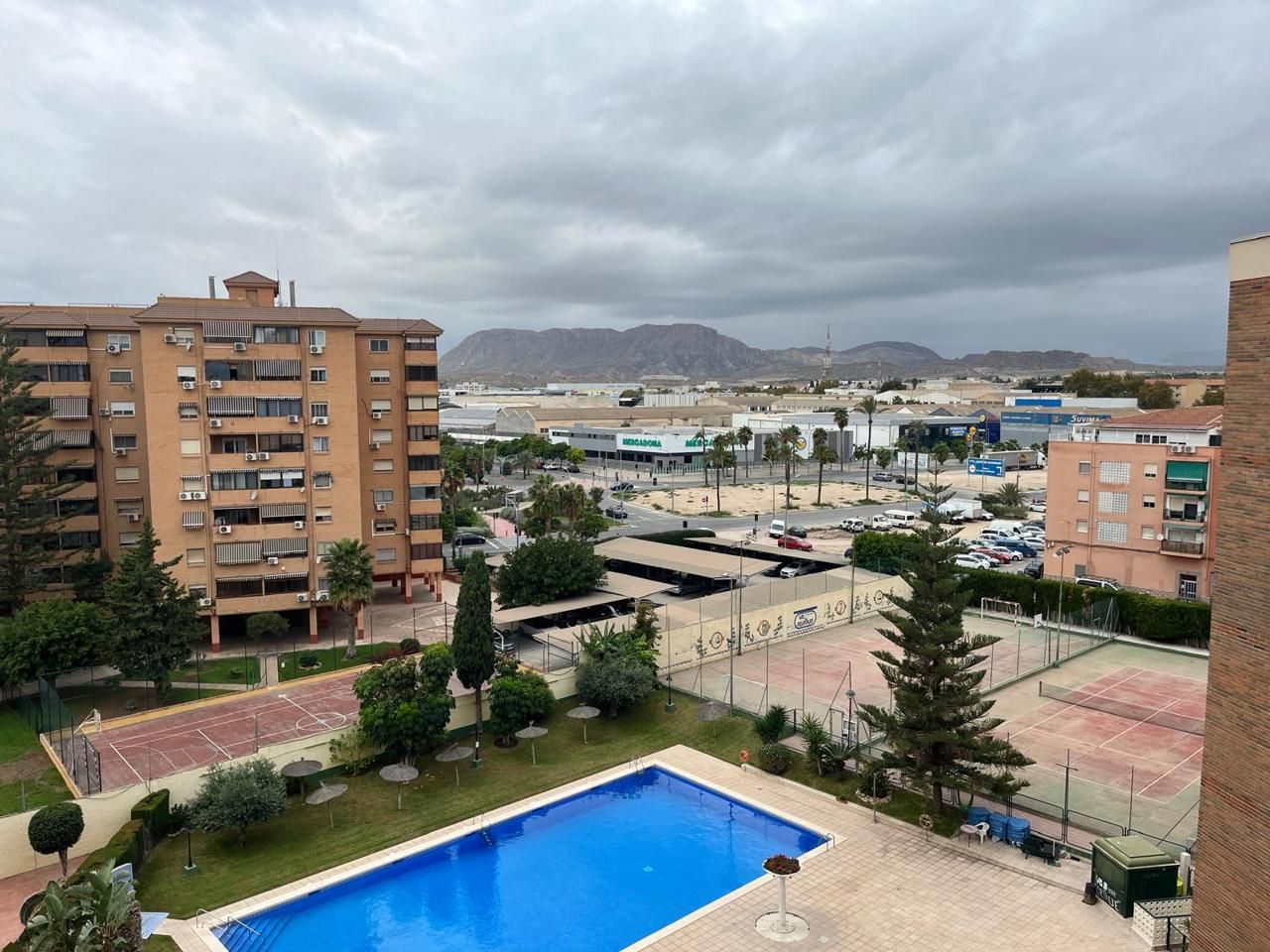 Vista exterior de Piso de alquiler en Alicante / Alacant con Aire acondicionado, Balcón y Piscina comunitaria