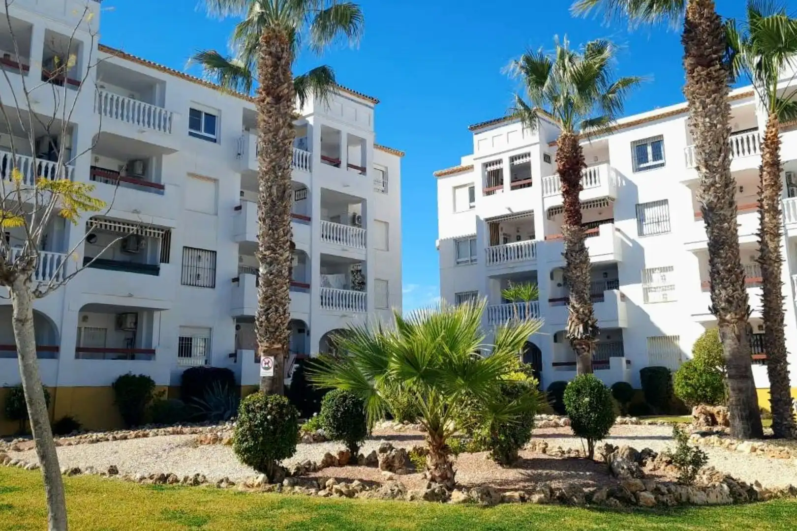 Vista exterior de Ático en venta en Orihuela con Aire acondicionado, Terraza y Piscina comunitaria