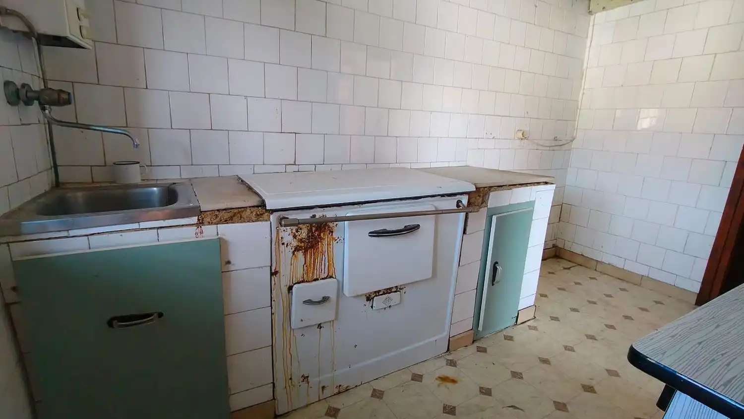 Cuina de Casa o xalet en venda en San Martín del Rey Aurelio amb Piscina
