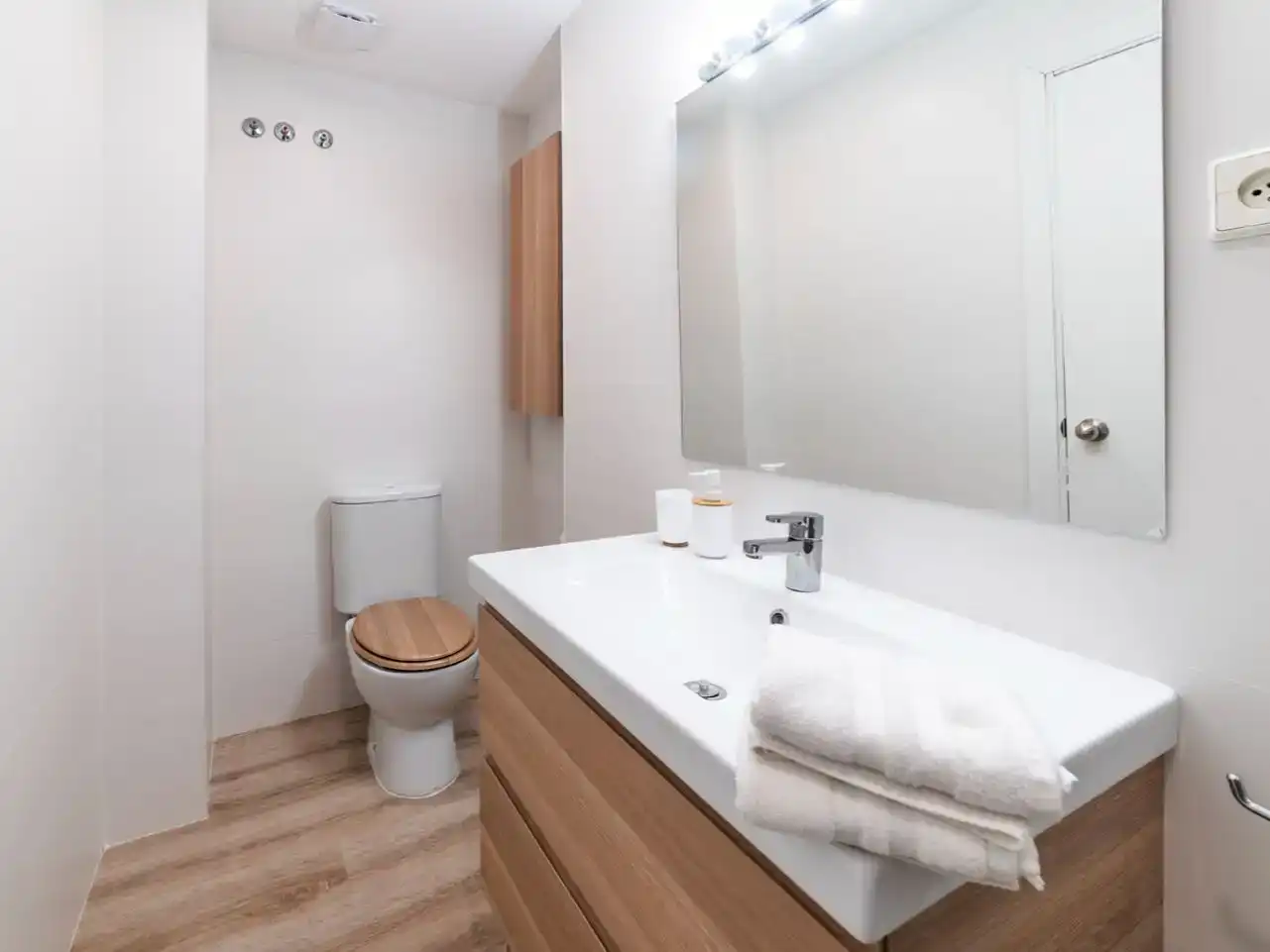 Bany de Apartament de lloguer en  Sevilla Capital amb Aire condicionat i Balcó