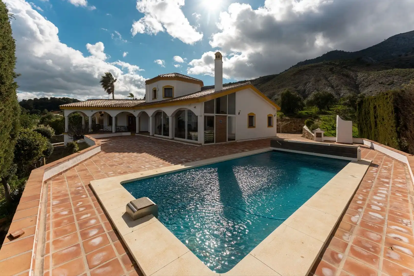 Vista exterior de Finca rústica en venda en Casarabonela amb Calefacció i Piscina