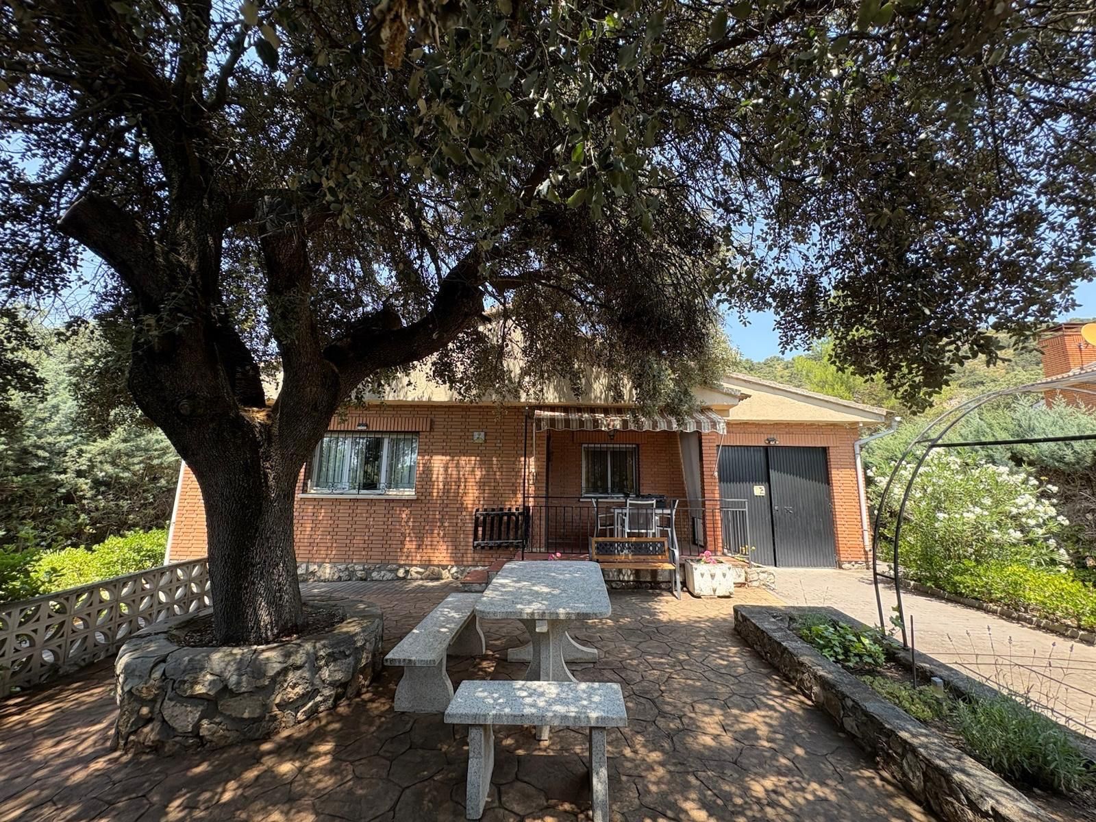 Vista exterior de Casa o xalet en venda en Fuentenovilla amb Calefacció, Jardí privat i Piscina