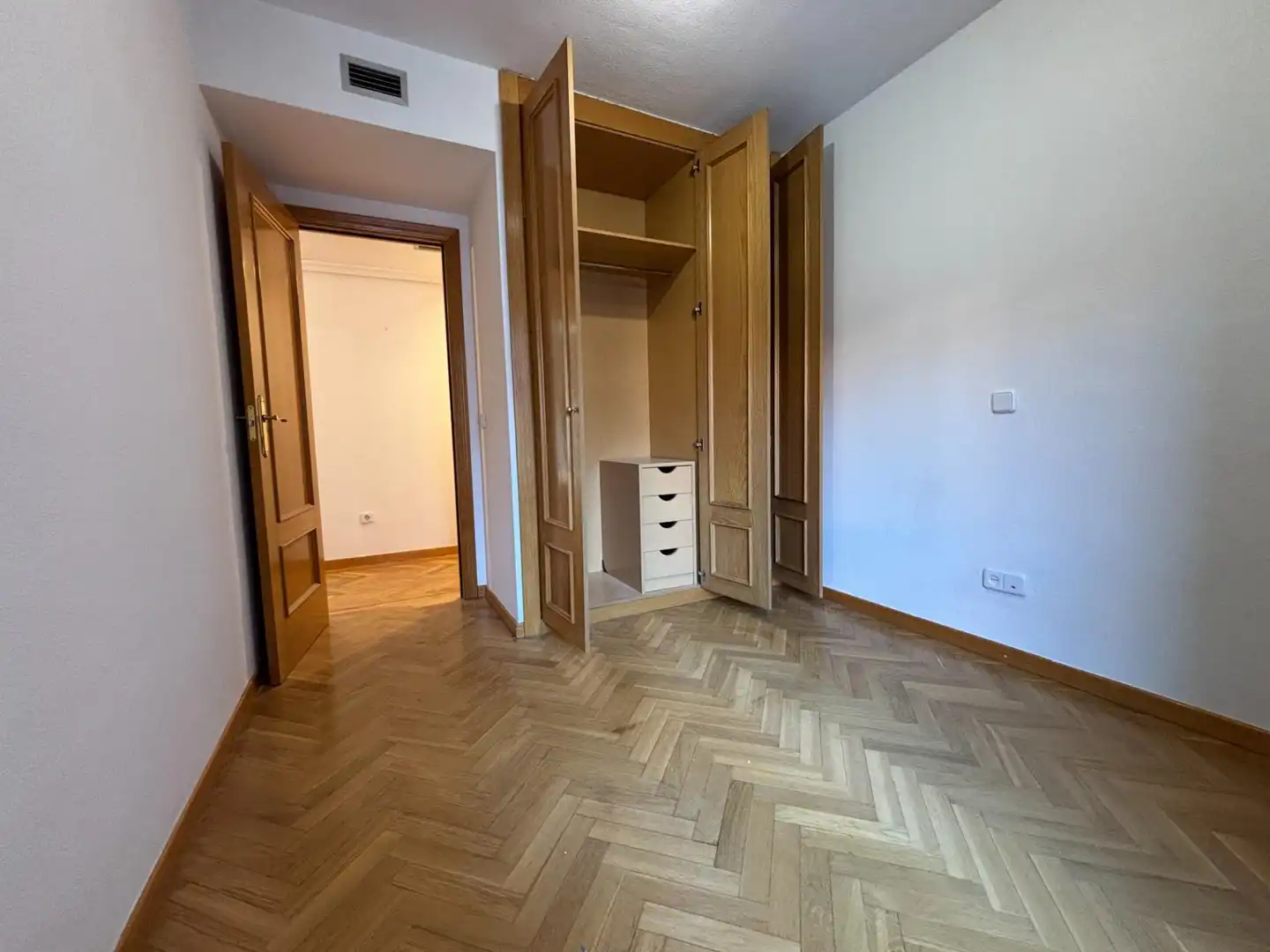 Bedroom of Flat for rent in Madrid  with Air Conditioner, Heating and Private garden
