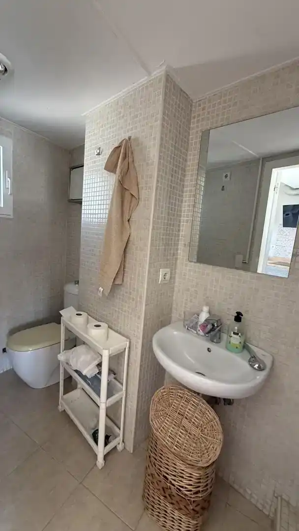 Badezimmer von Dachboden zur Miete in Valencia mit Klimaanlage, Parkett und Möbliert