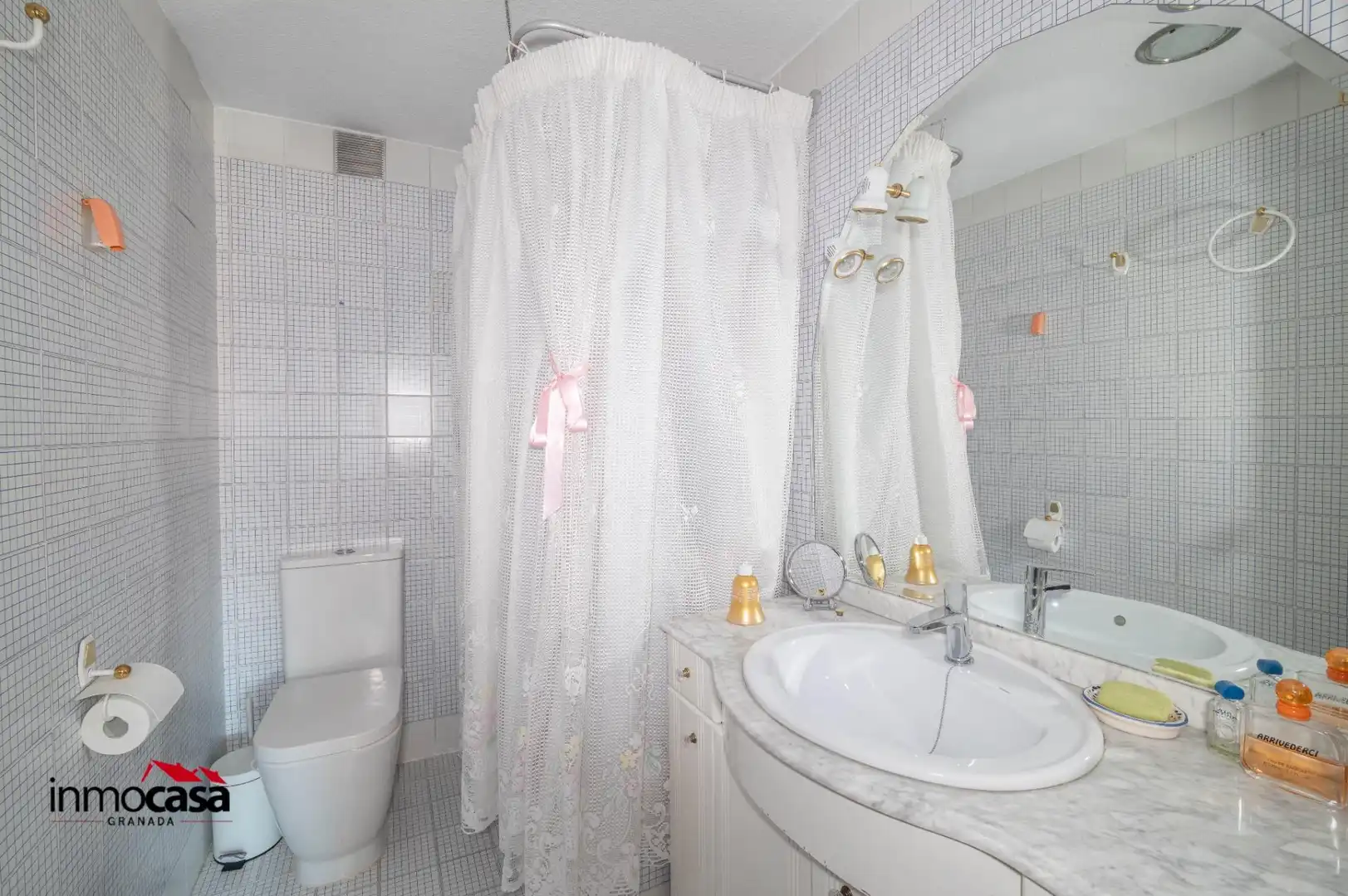 Baño de Piso en venta en Granada con Aire acondicionado, Terraza y Balcón