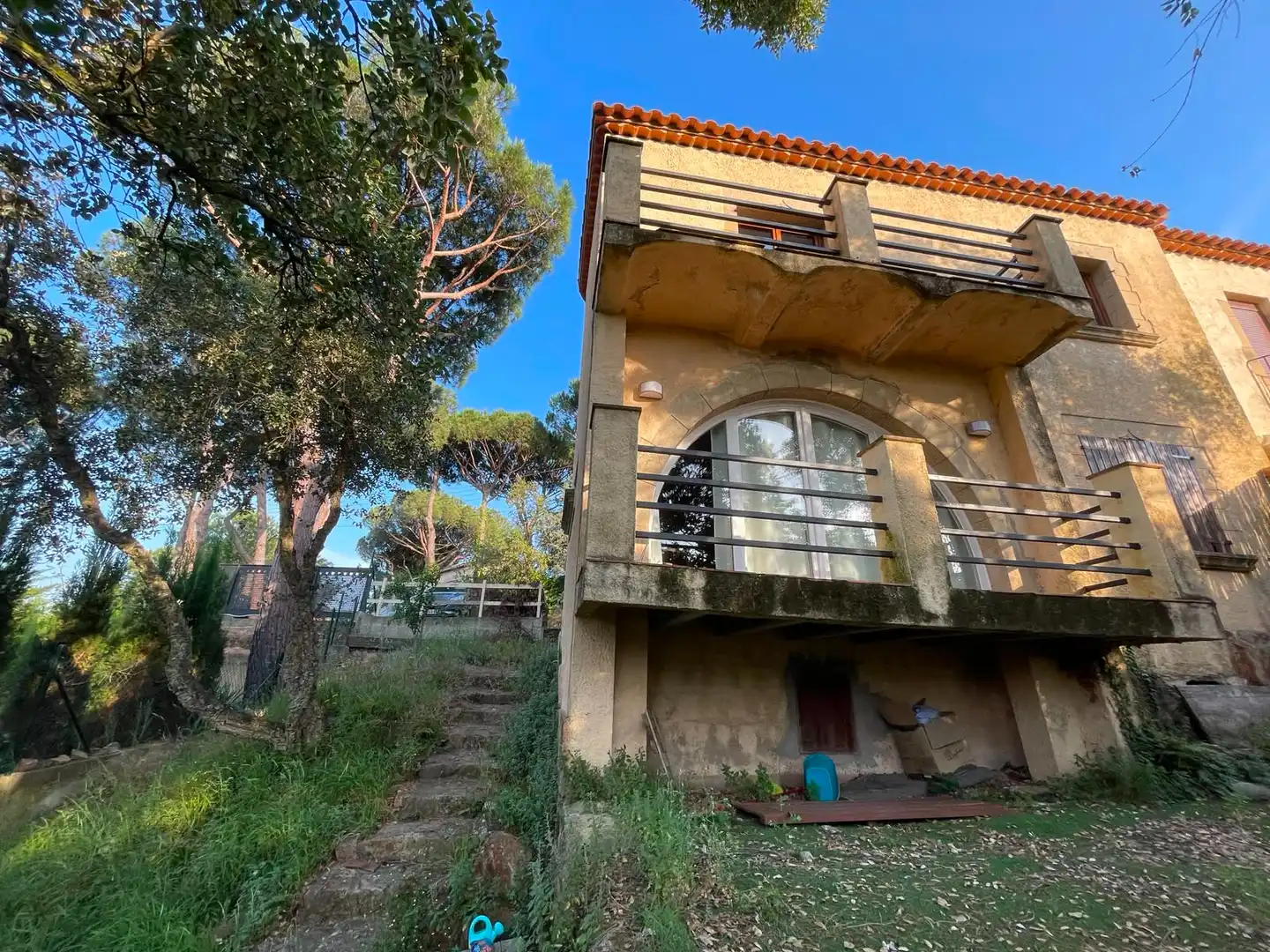 Außenansicht von Einfamilien-Reihenhaus zum Verkauf in Santa Cristina d'Aro mit Heizung, Privatgarten und Terrasse