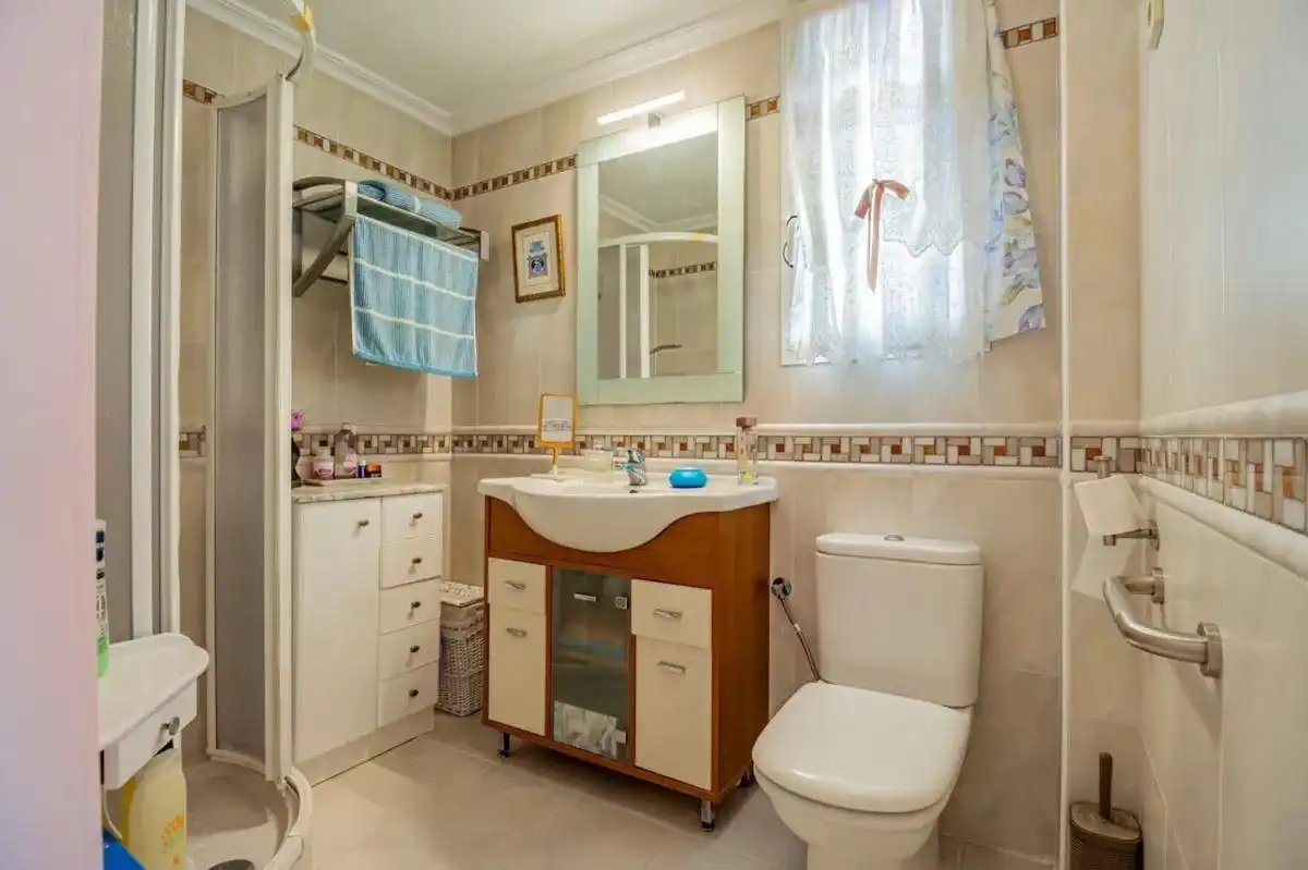 Bathroom of Flat for sale in Benidorm  with Air Conditioner, Heating and Private garden