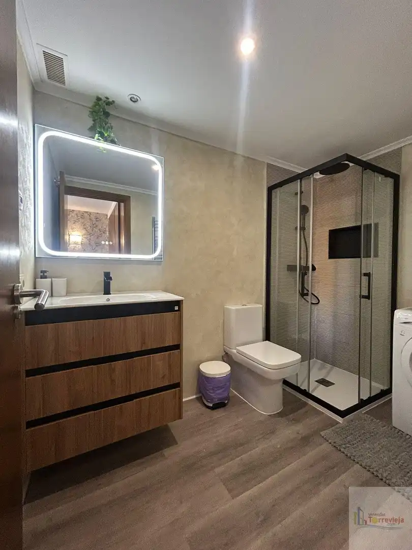 Bany de Apartament de lloguer en Torrevieja amb Aire condicionat, Calefacció i Terrassa