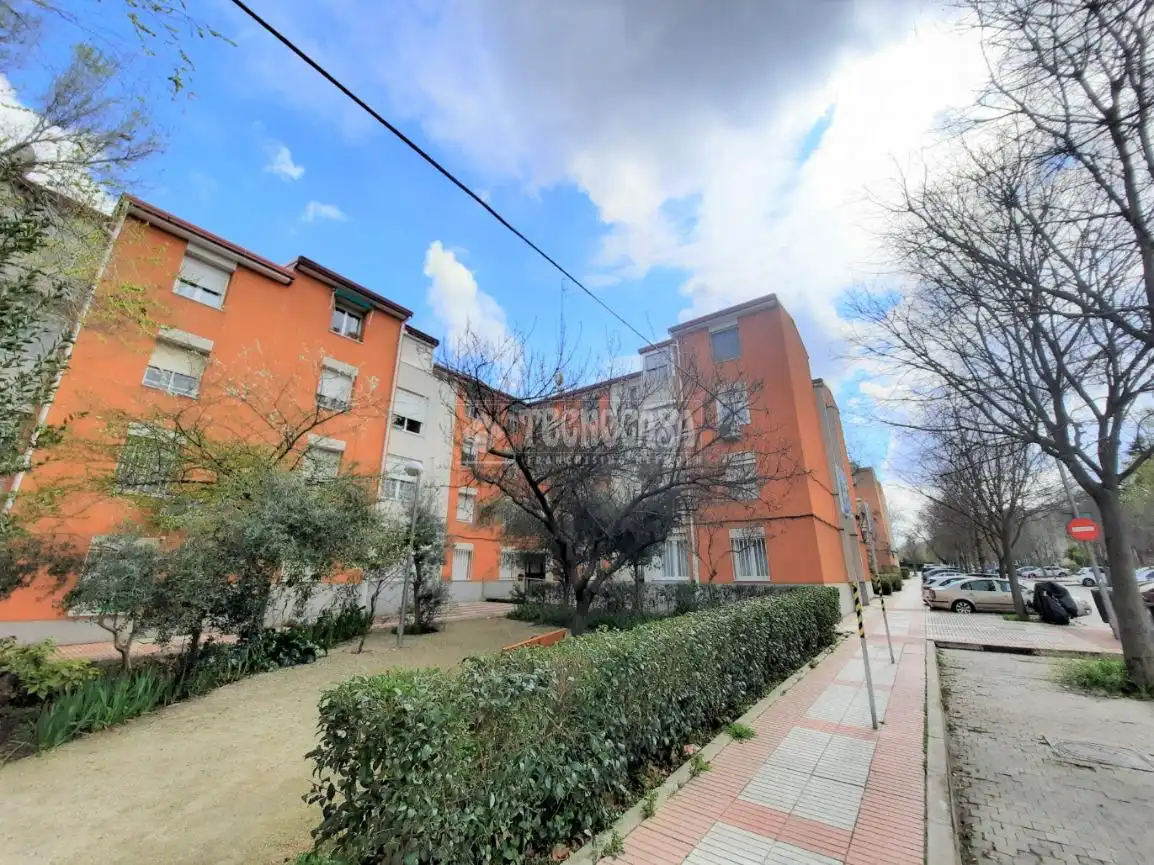 Vista exterior de Pis en venda en Madrid amb Calefacció