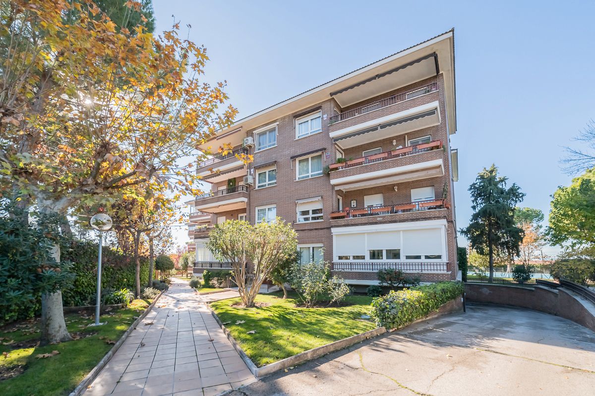 Vista exterior de Pis en venda en Villaviciosa de Odón amb Aire condicionat, Terrassa i Balcó