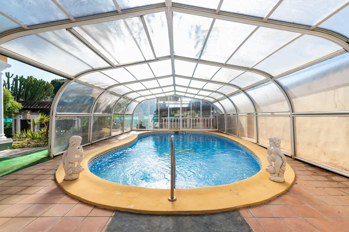 Piscina de Casa adosada en venta en Marbella con Aire acondicionado y Terraza