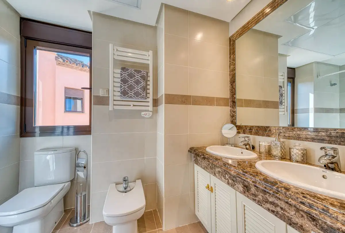 Badezimmer von Einfamilien-Reihenhaus zum Verkauf in Estepona mit Klimaanlage, Terrasse und Alarm