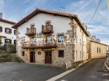 Casa amb balcó en venda a Plaza Lizardia