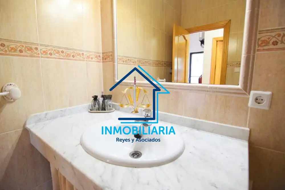Bany de Casa o xalet en venda en Córdoba amb Aire condicionat, Terrassa i Piscina