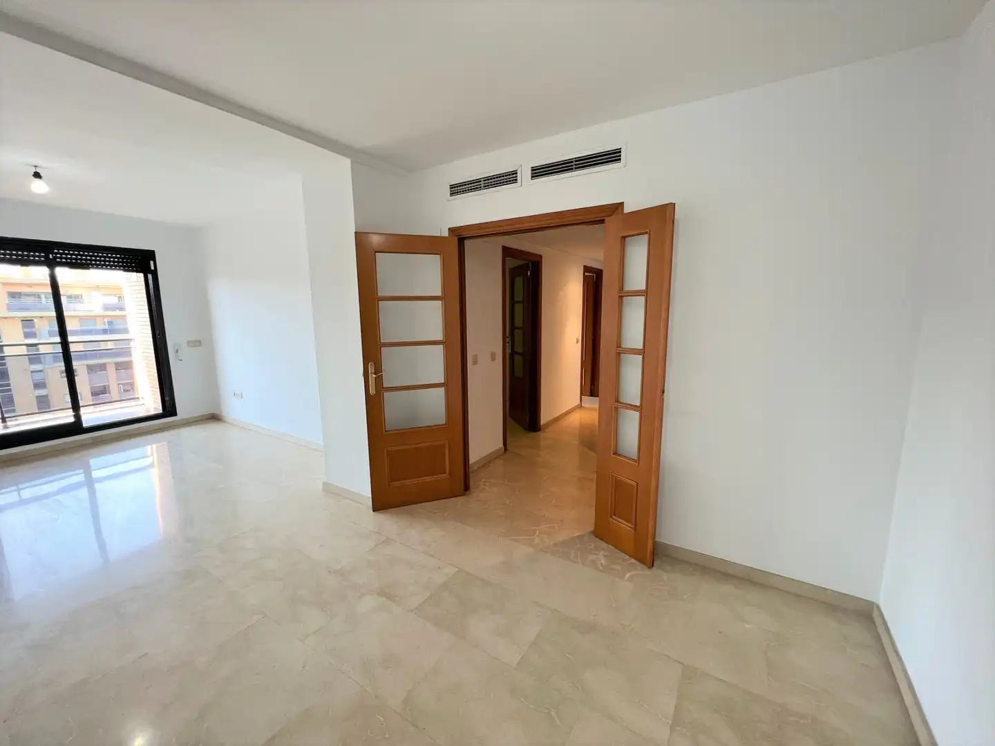 Flat for rent in Valencia  with Air Conditioner, Oven and Washing machine