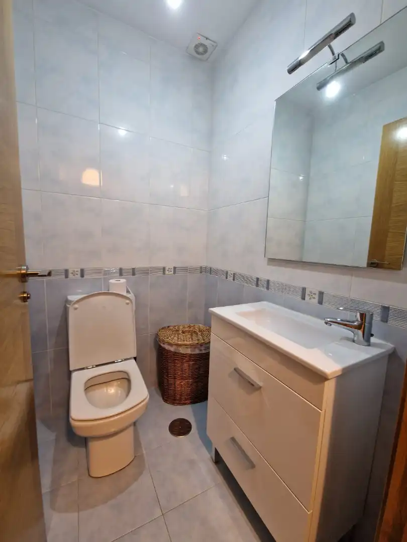 Baño de Dúplex de alquiler en Ordes con Calefacción, Parquet y Terraza