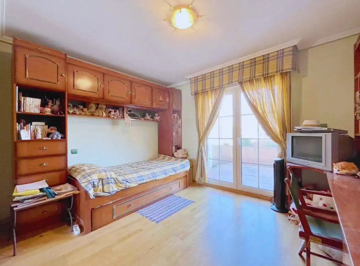 Bedroom of Houses for sale in Zaragoza  with Air Conditioner, Heating and Private garden