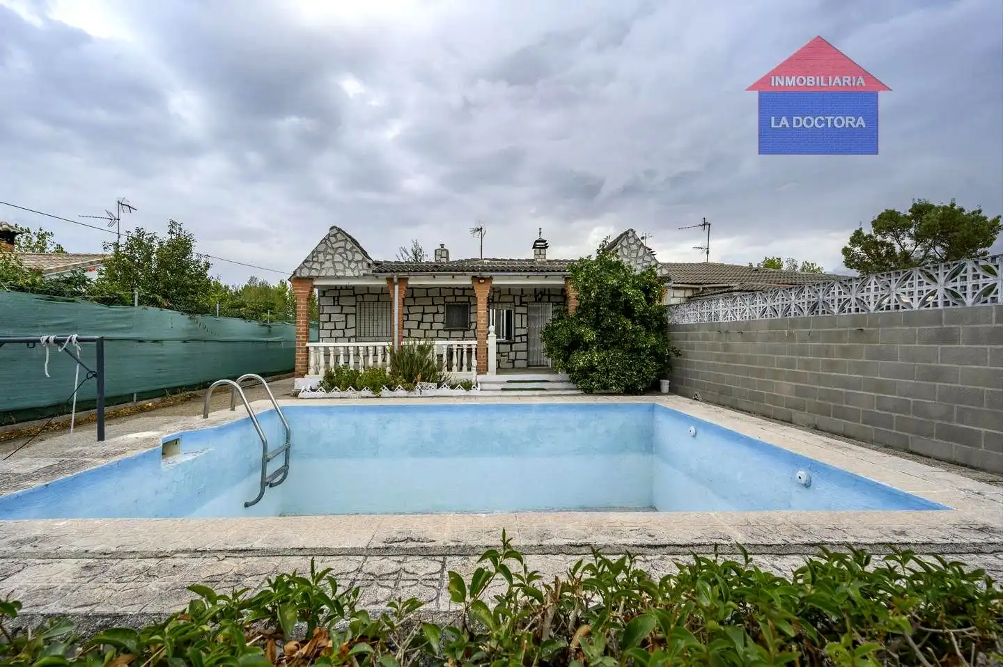 Semi-detached house with pool for sale in Escalona