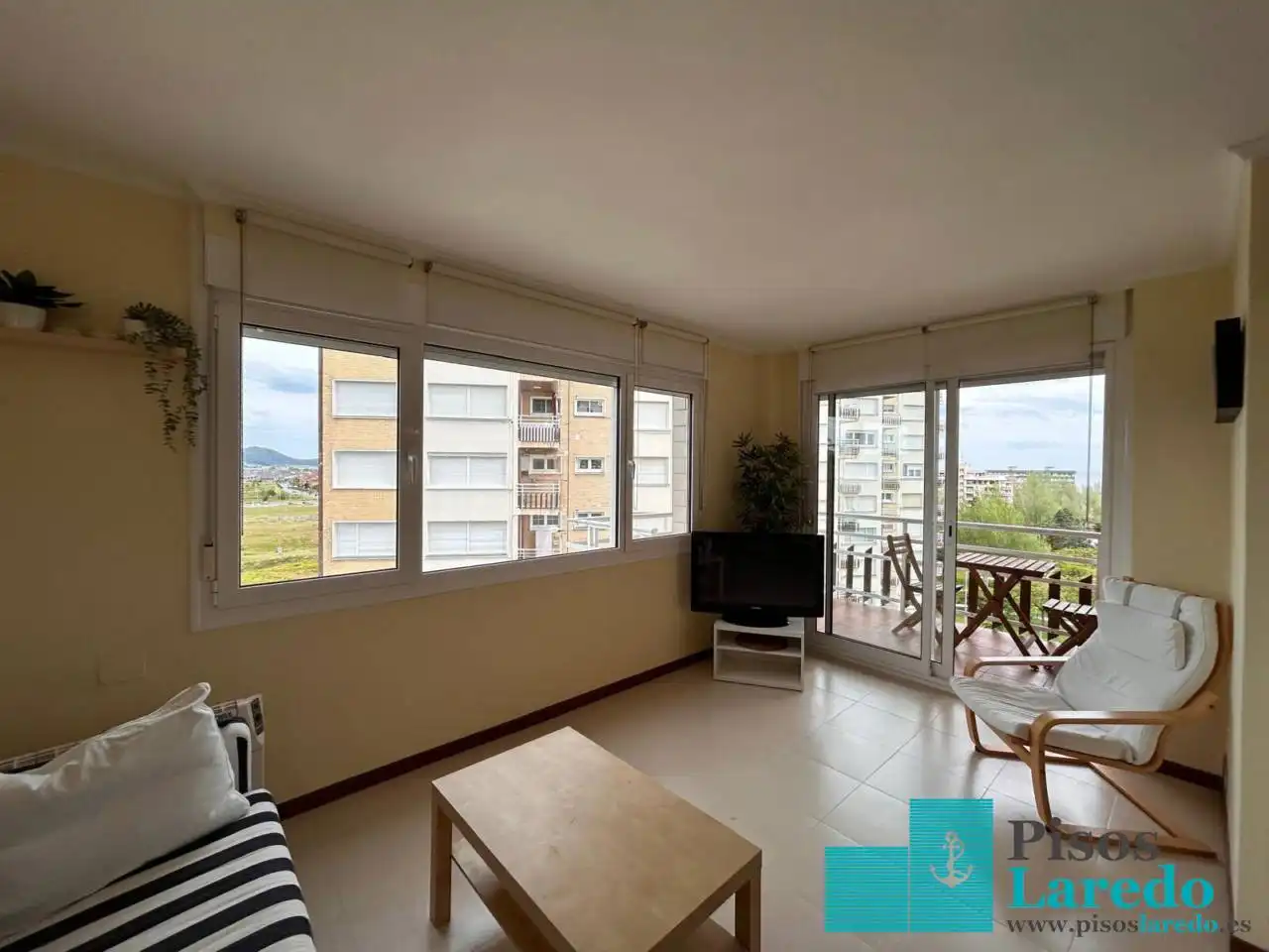 Vista exterior de Pis de lloguer en Laredo amb Terrassa, Moblat i Piscina comunitària