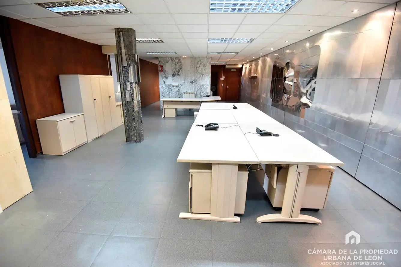 Oficina de lloguer en León Capital 
