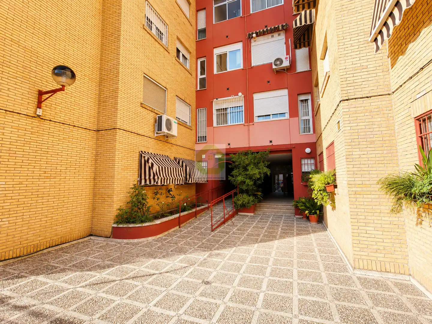 Vista exterior de Pis en venda en Granada amb Terrassa