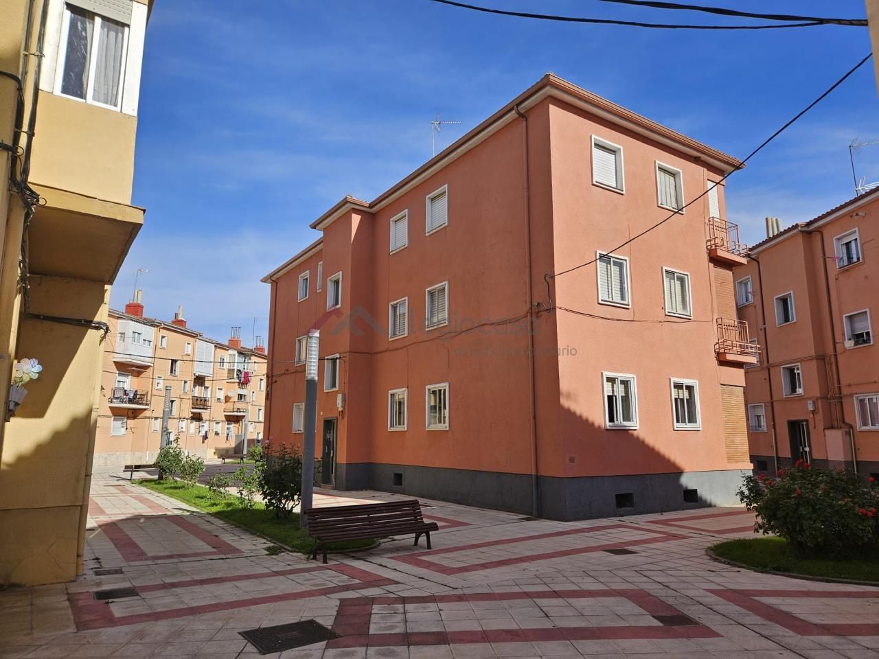 Vista exterior de Apartamento en venta en León Capital  con Calefacción y Trastero