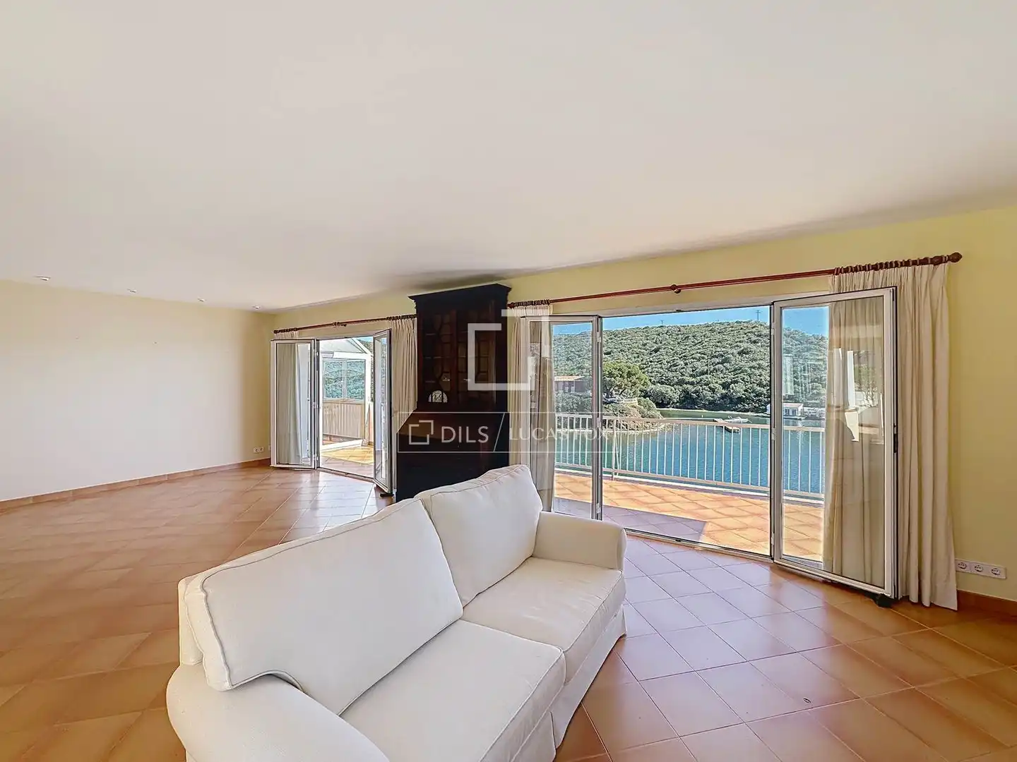 Sala d'estar de Casa o xalet en venda en Maó - Mahón amb Aire condicionat, Jardí privat i Terrassa