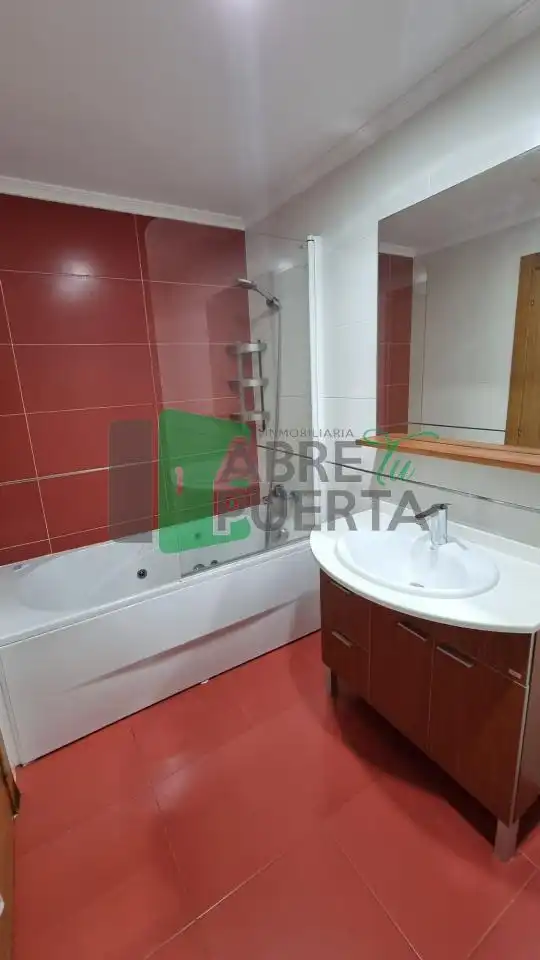 Badezimmer von Wohnung zur Miete in Allariz mit Heizung, Parkett und Möbliert