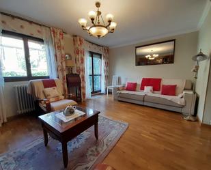 Sala d'estar de Casa adosada de lloguer en  Logroño amb Piscina i Balcó
