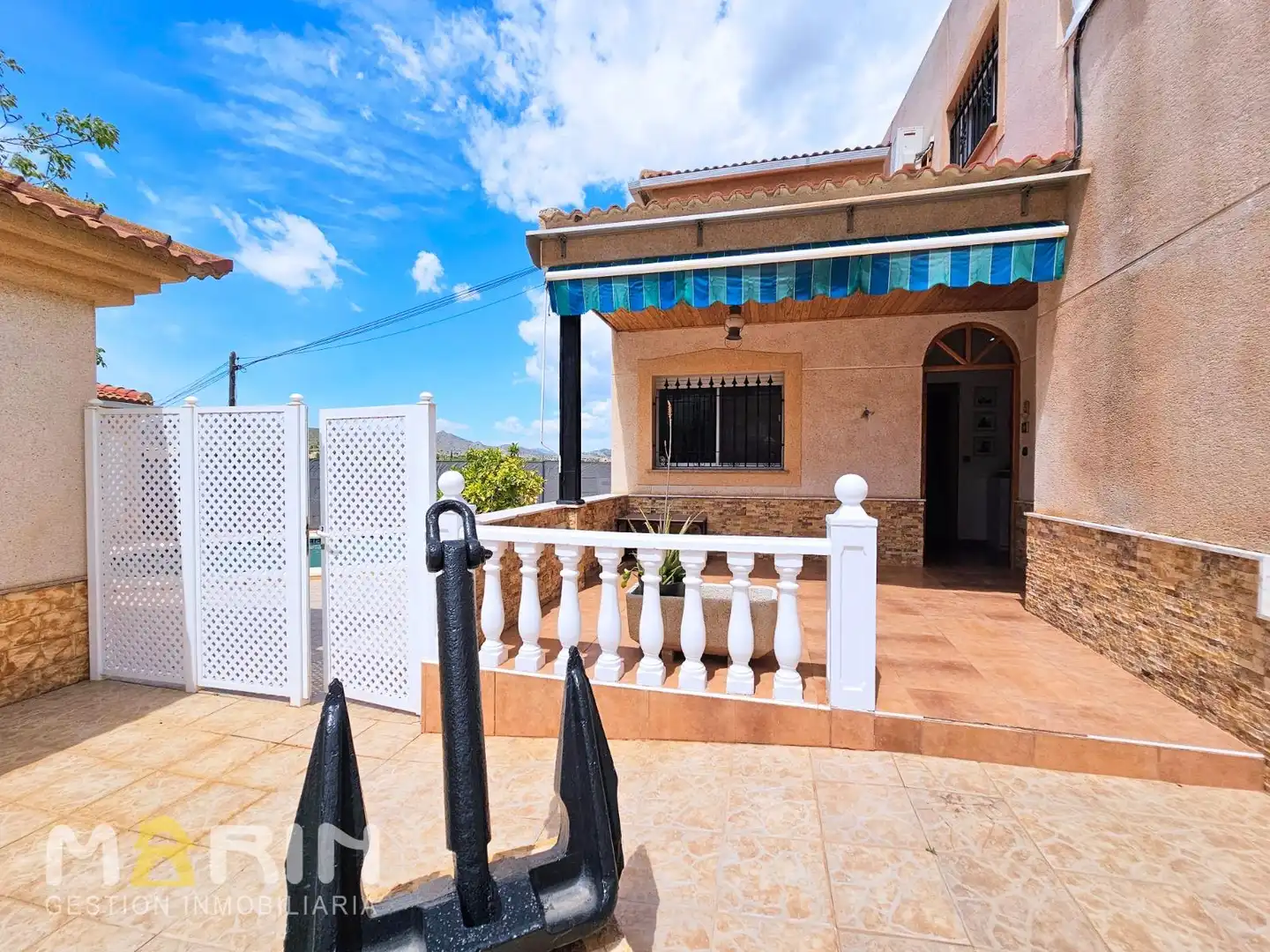 Vista exterior de Casa o xalet en venda en Cartagena amb Aire condicionat, Jardí privat i Terrassa