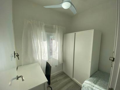 Bedroom of Flat to share in  Madrid Capital  with Heating, Washing machine and Internet