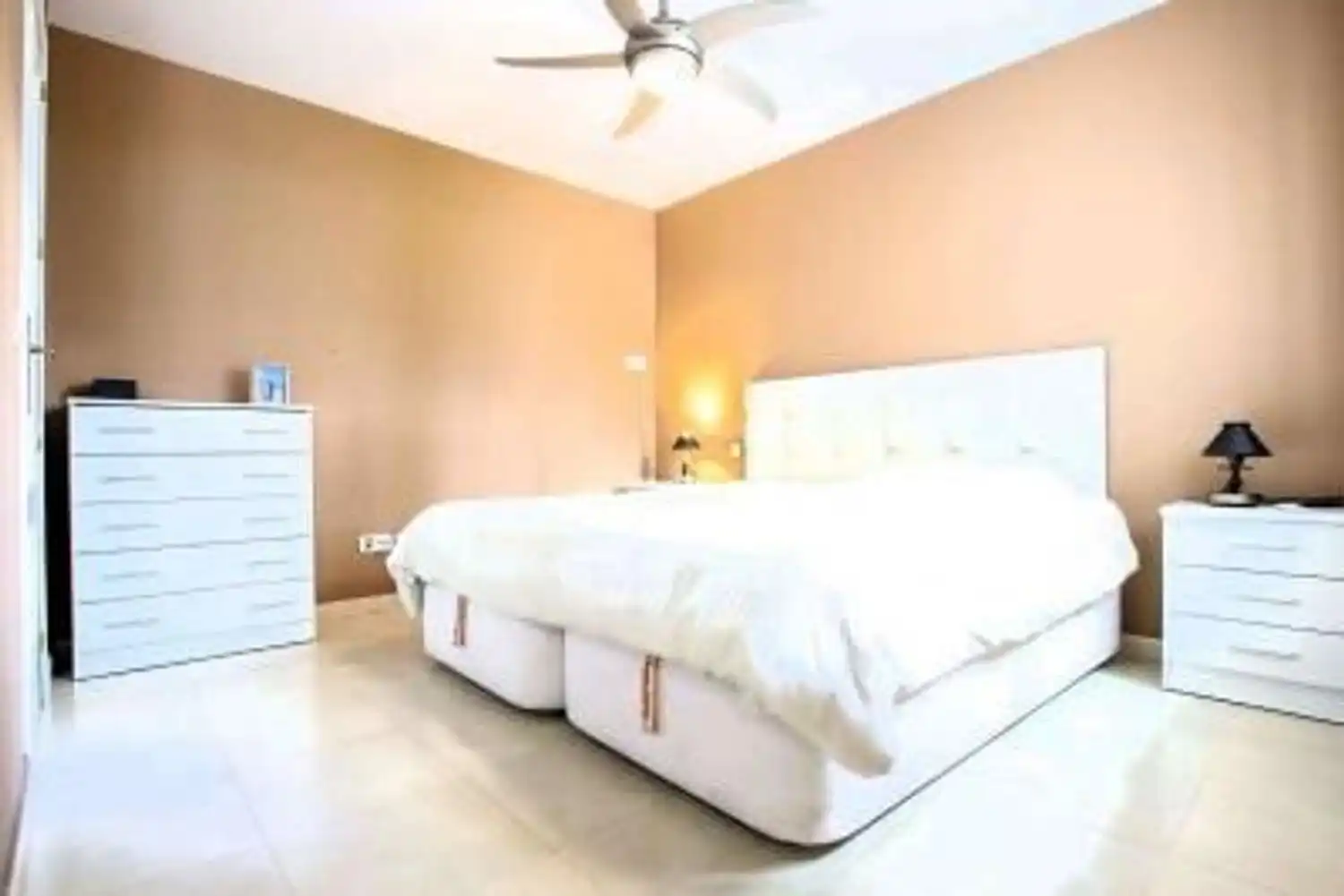 Schlafzimmer von Wohnung zum Verkauf in Marbella mit Klimaanlage, Privatgarten und Terrasse