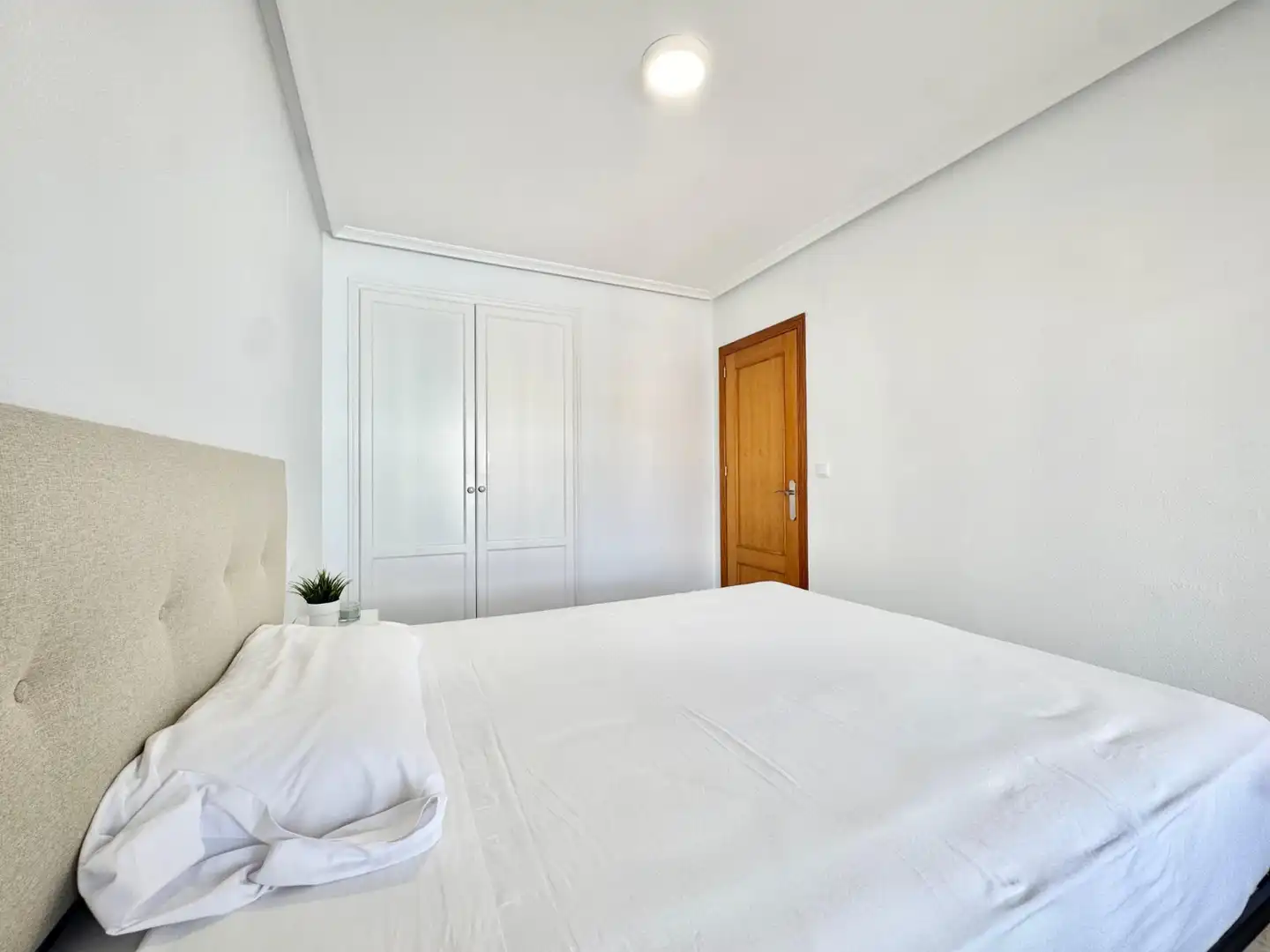 Dormitori de Apartament de lloguer en Guardamar del Segura amb Aire condicionat, Moblat i Rentadora