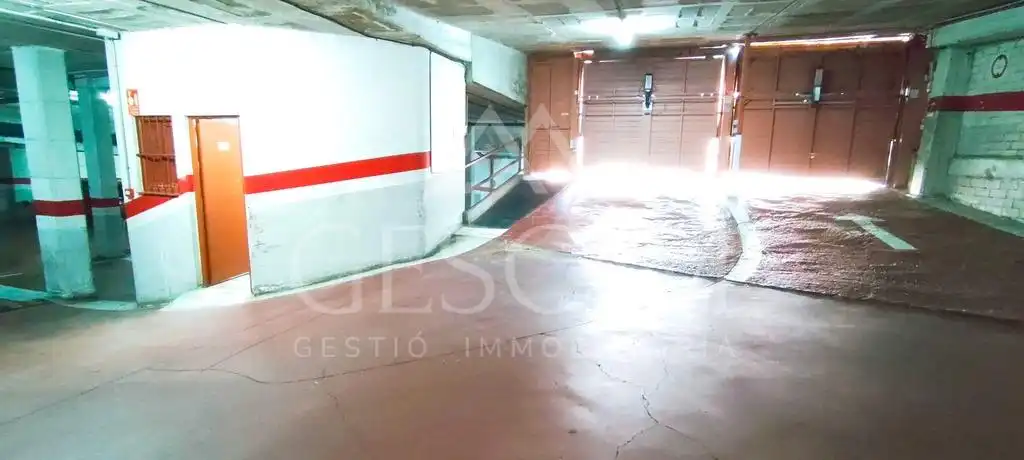 Parking de Piso en venta en Sant Joan Despí con Jardín privado, Terraza y Balcón