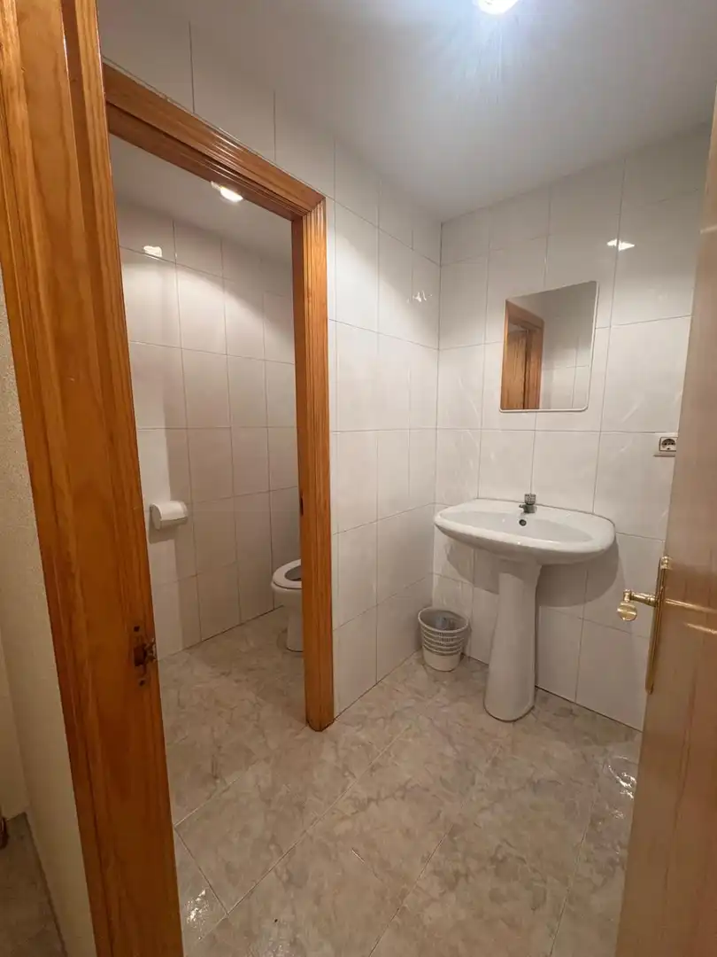 Baño de Oficina de alquiler en Oviedo 