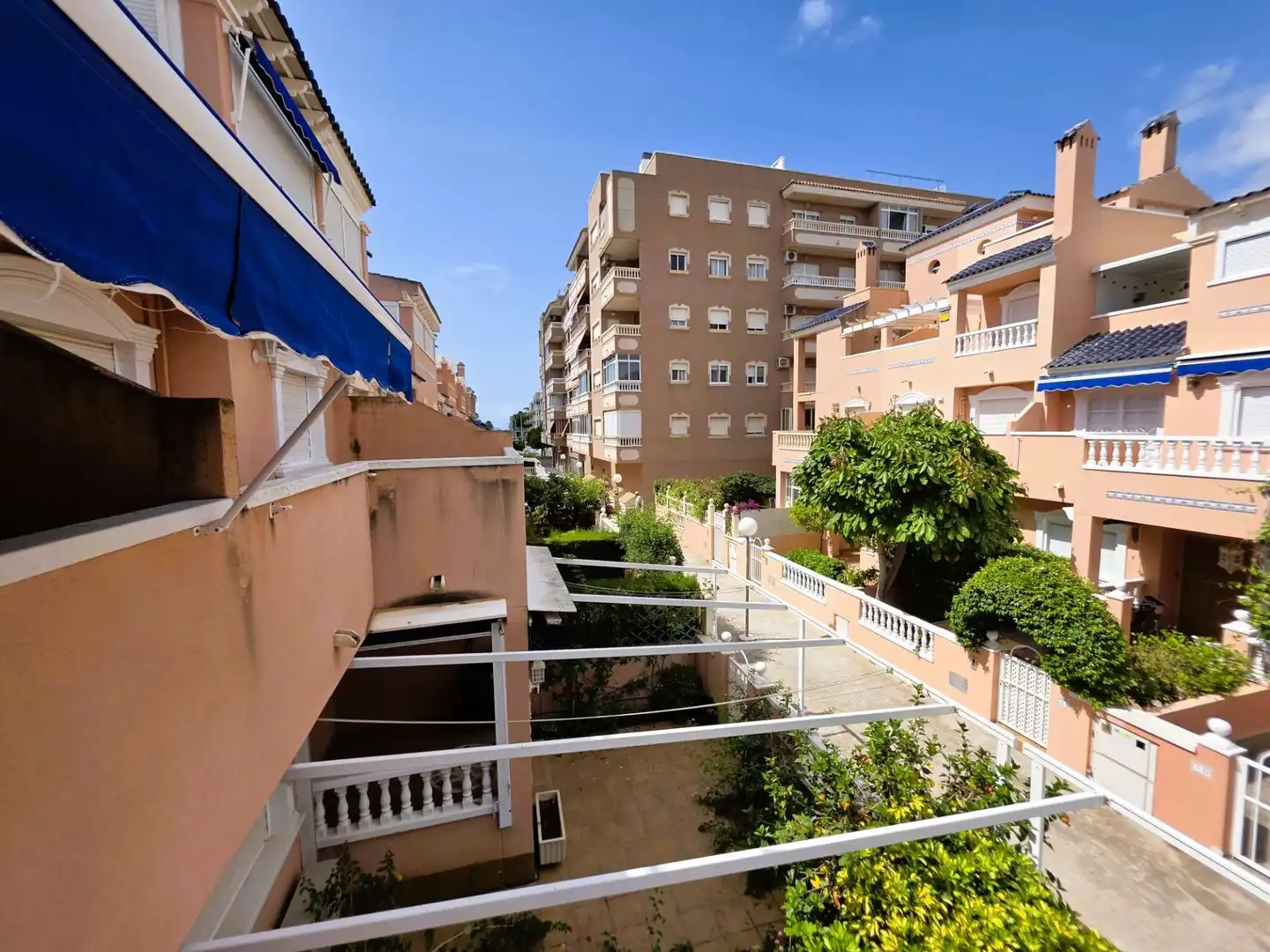 Außenansicht von Einfamilien-Reihenhaus zum Verkauf in Santa Pola mit Klimaanlage, Terrasse und Möbliert