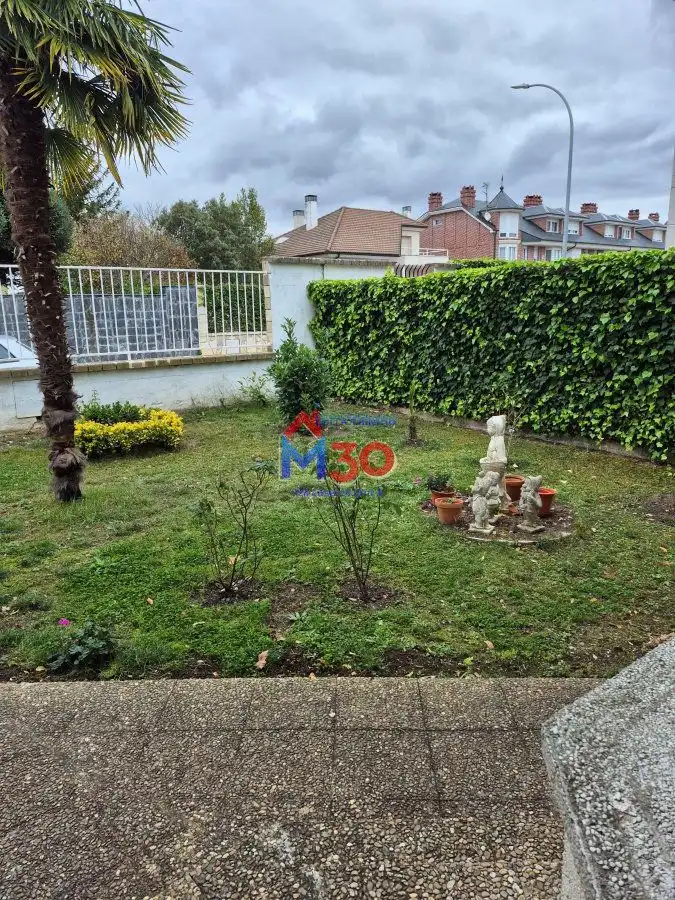 Jardí de Casa o xalet en venda en Miranda de Ebro amb Calefacció i Piscina