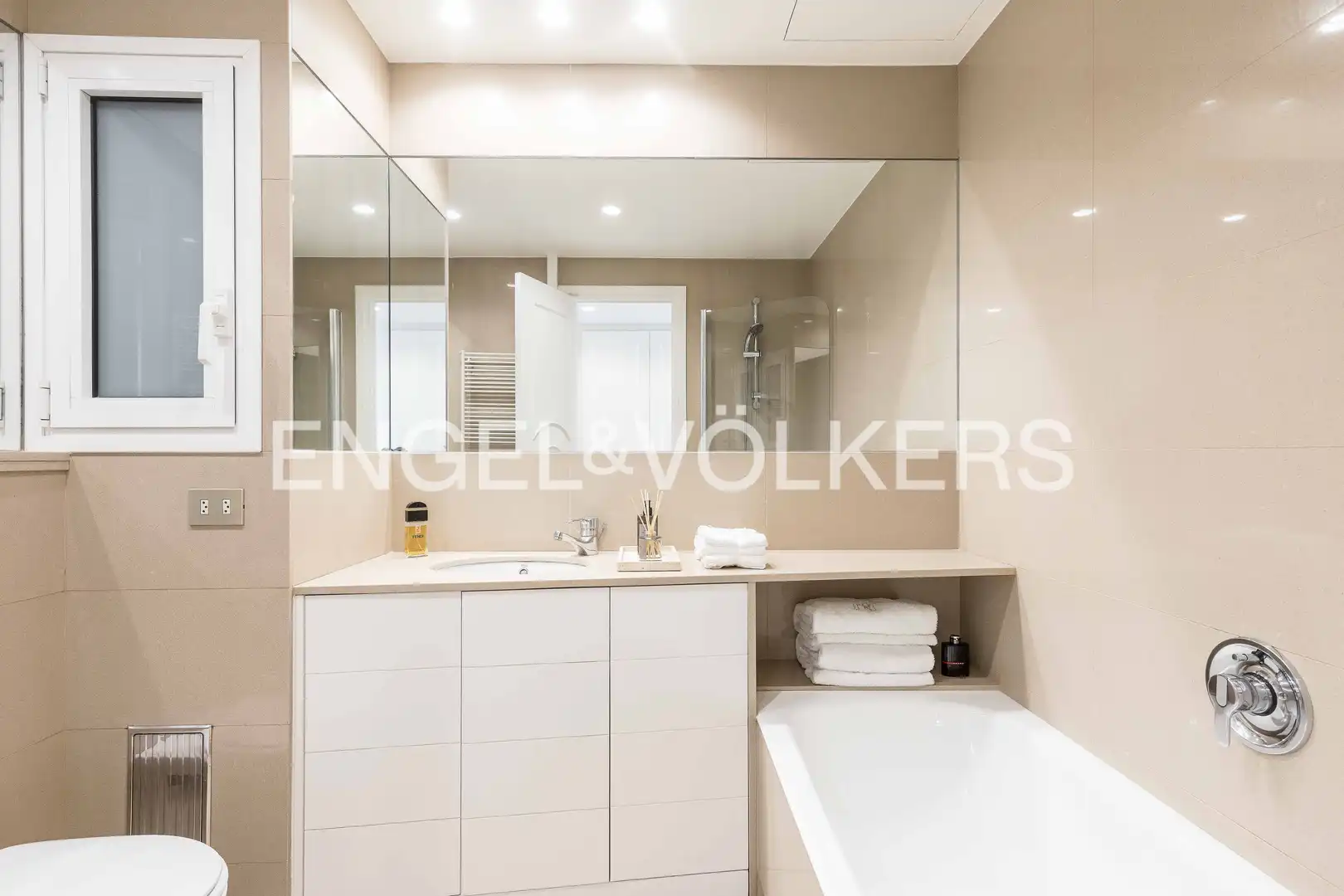 Bathroom of Flat for rent in Barcelona  with Air Conditioner, Heating and Parquet flooring