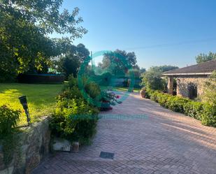 Jardí de Casa o xalet en venda en Cáceres Capital amb Aire condicionat, Terrassa i Piscina