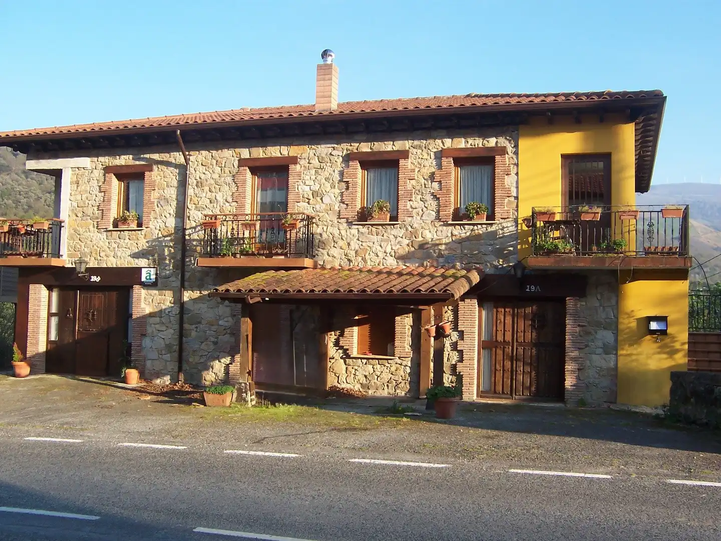 Vista exterior de Casa o chalet en venta en Soba con Jardín privado, Terraza y Amueblado