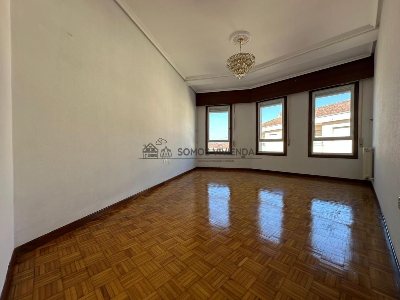 Sala d'estar de Apartament en venda en Ourense Capital  amb Calefacció, Parquet i Traster