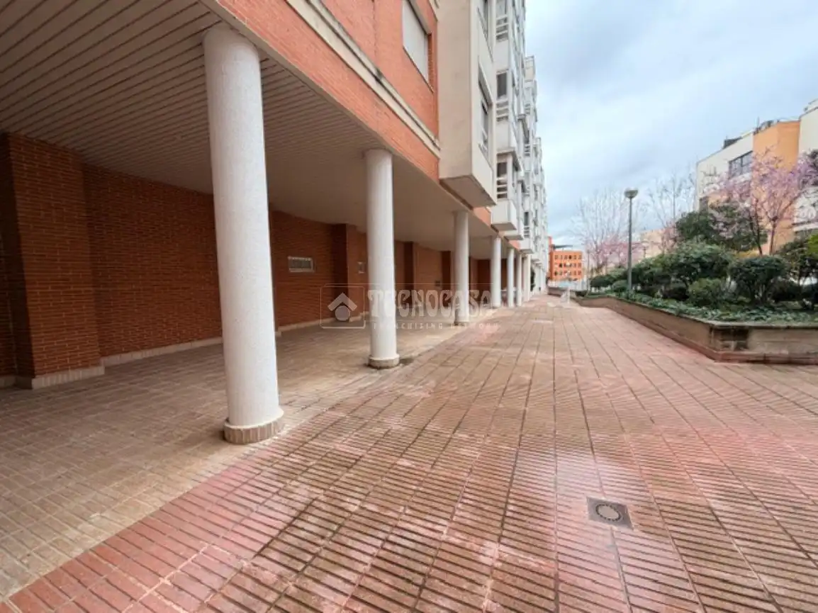 Vista exterior de Piso en venta en Madrid con Calefacción, Parquet y Piscina comunitaria