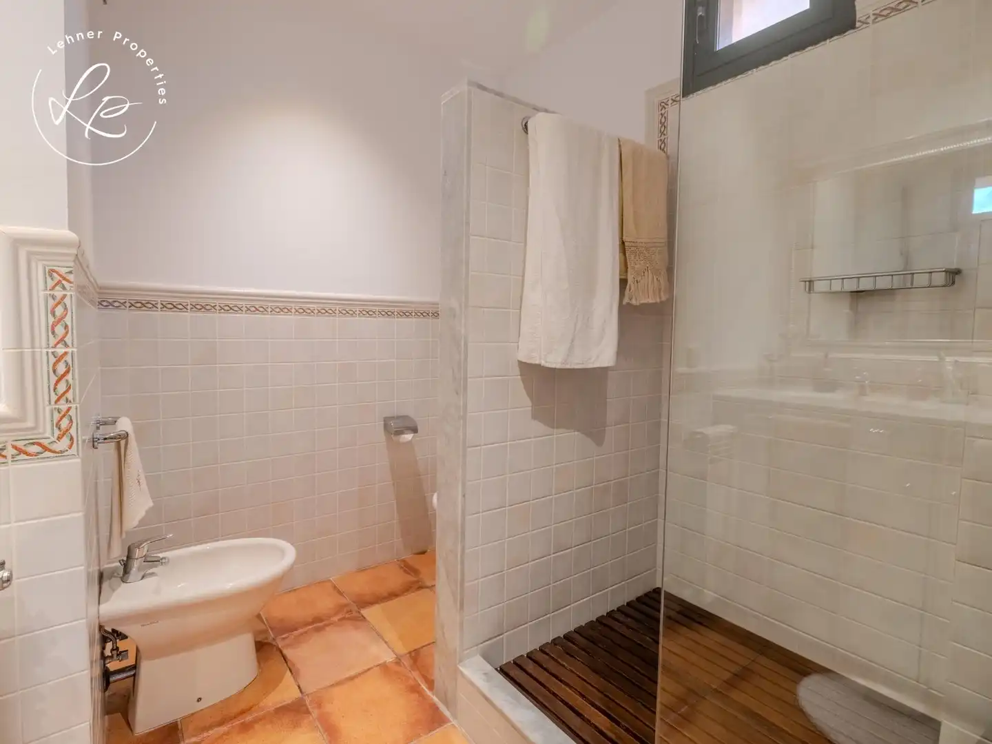Baño de Casa adosada en venta en Navata con Calefacción, Jardín privado y Piscina