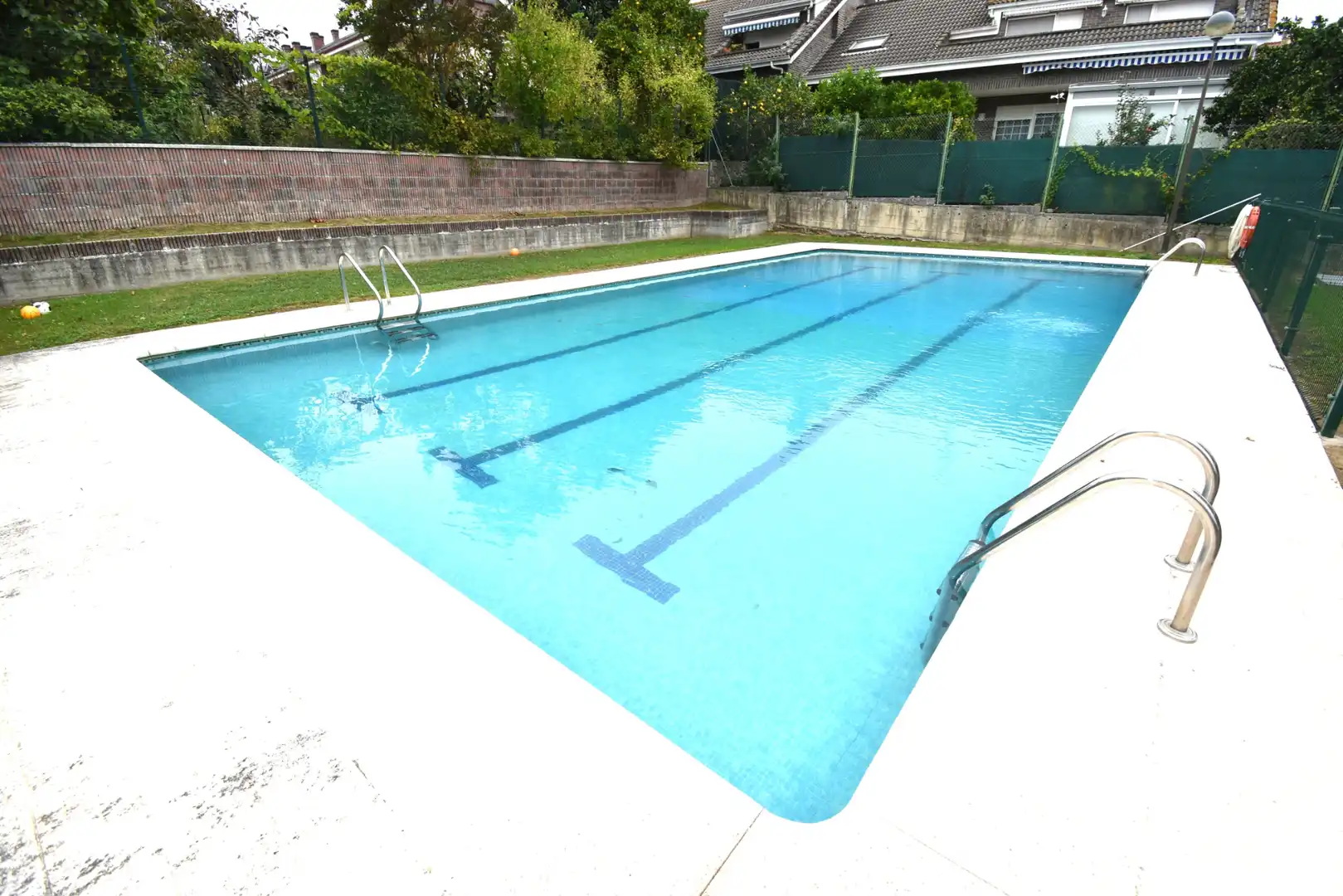 Bajo con piscina en venta en Calle la Bolera