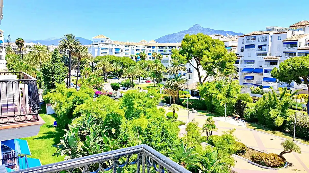 Vista exterior de Estudi en venda en Marbella amb Aire condicionat, Jardí privat i Terrassa