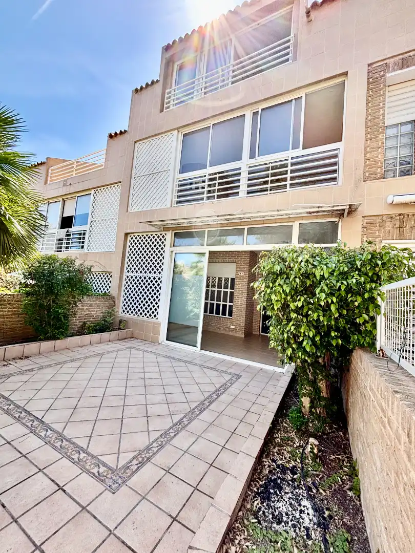 Vista exterior de Casa adosada en venta en Alicante / Alacant con Aire acondicionado, Jardín privado y Terraza