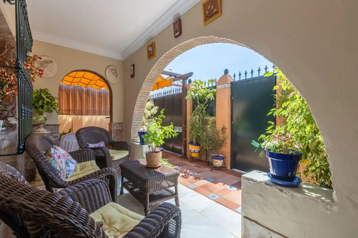 Terrasse von Einfamilien-Reihenhaus zum Verkauf in Dos Hermanas mit Klimaanlage, Heizung und Terrasse