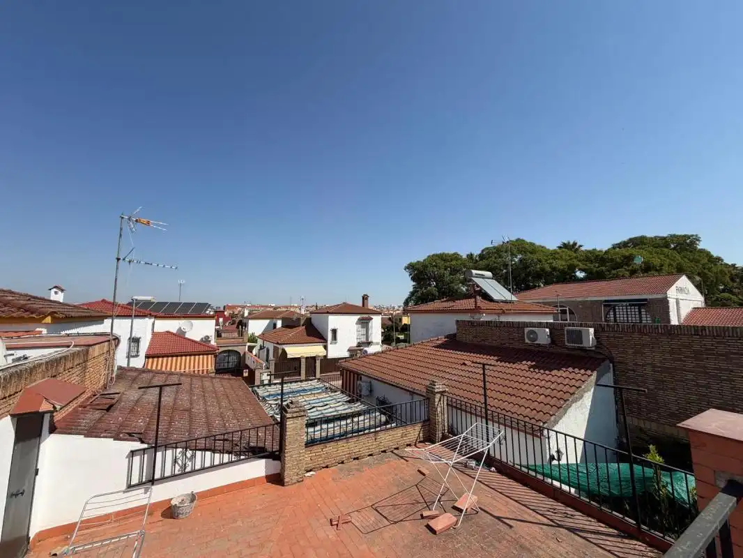 Vista exterior de Casa adosada en venda en Dos Hermanas amb Aire condicionat, Calefacció i Terrassa