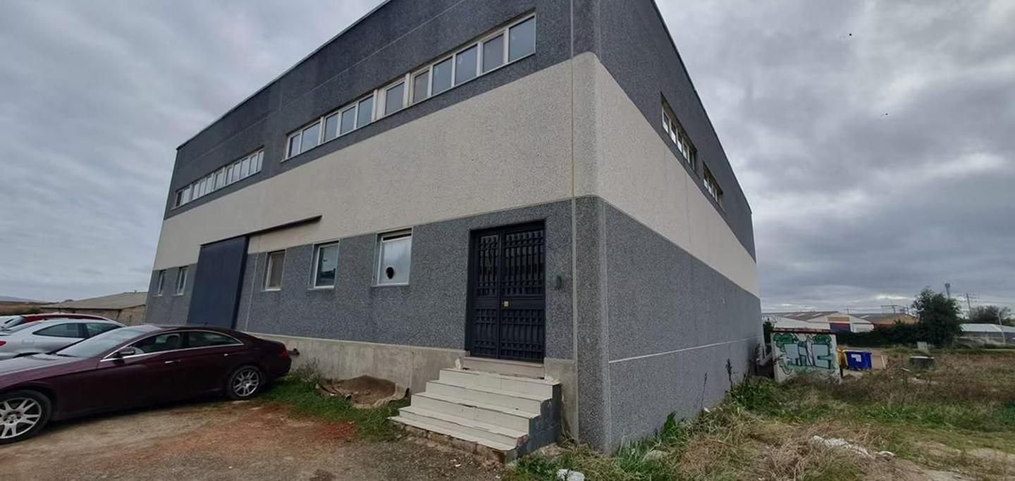 Außenansicht von Fabrikhallen zum verkauf in Torrelaguna